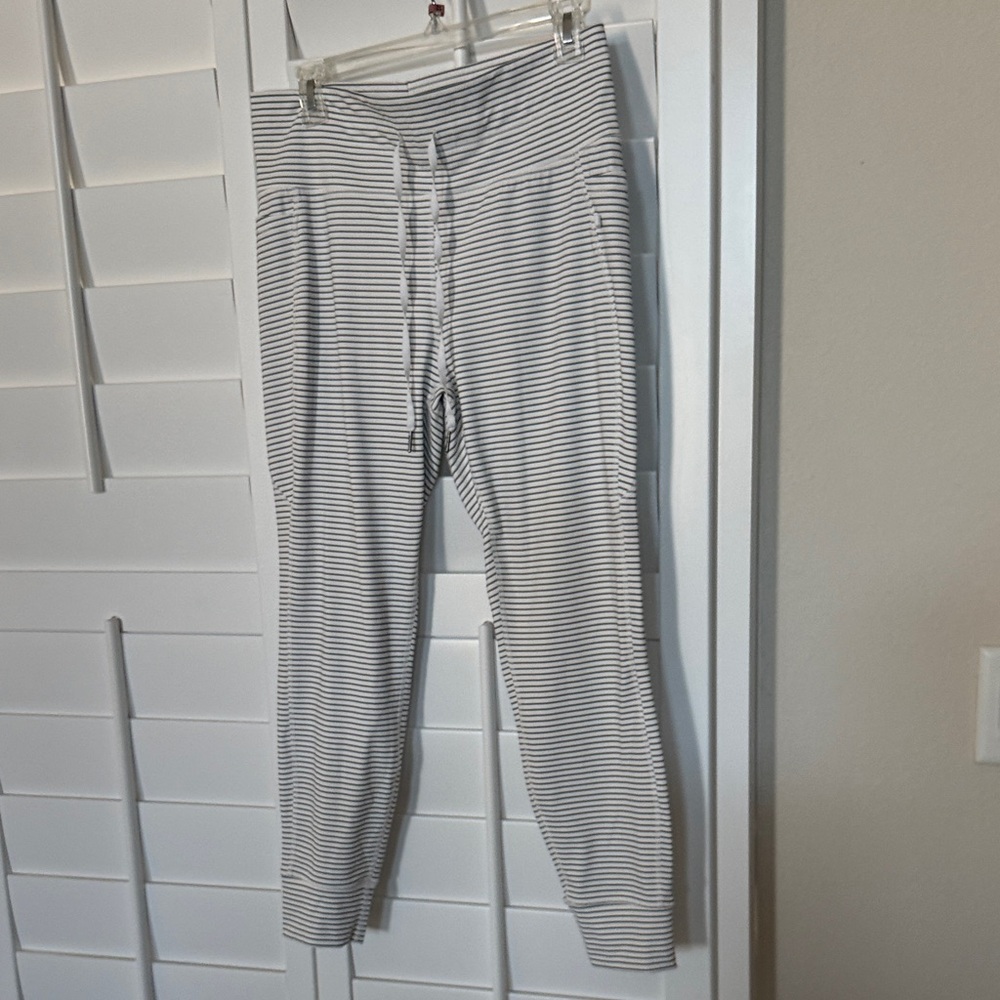 HALARA White and Black Striped Leggings